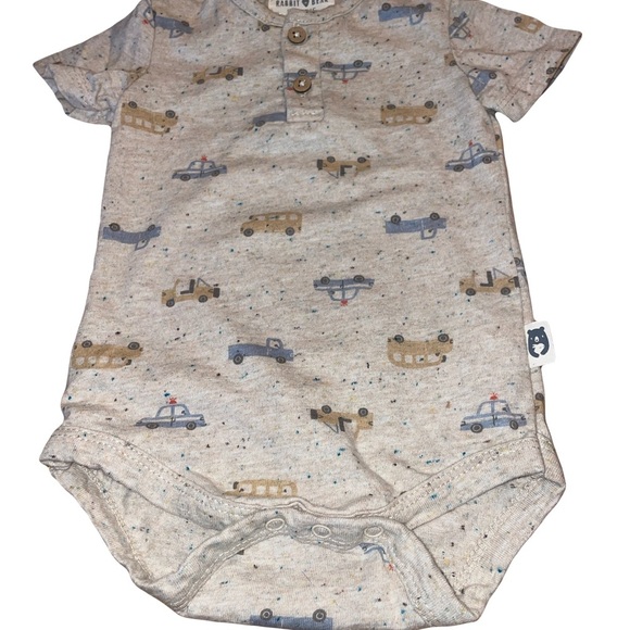 Rabbit & Bear Baby 6-9 mo onesies Car/bus/truck Print very precious!! - Picture 2 of 6